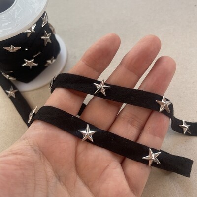 Tiento de Gamuza Negra 10 x 0.5 mm con Tachas de Estrella Plateada