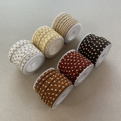 Tiento de Gamuza 5 x 2.5 mm con Tachas Doradas