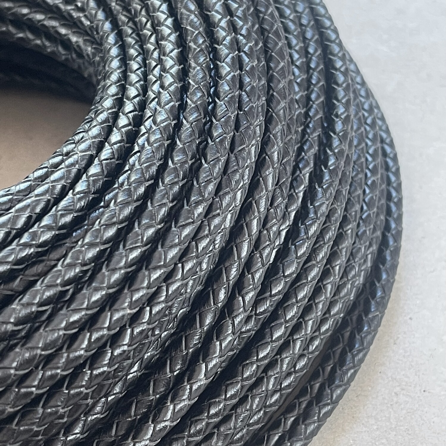 Cordón de Cuero Natural Trenzado 5 mm Negro (Descarne sin Teñir)