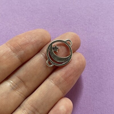 Conector de Metal Plateado Redondo con Luna y Estrella 20 x 15.5 x 1 mm