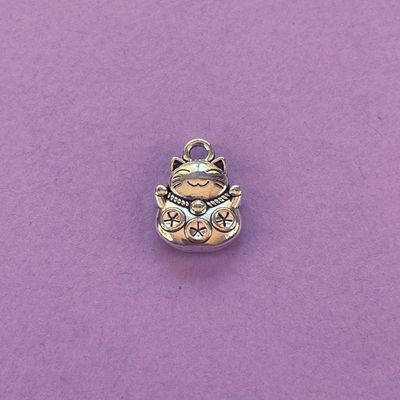 Dije de Metal Plateado Silueta Gatito Suerte 15 x 11 x 3.5 mm