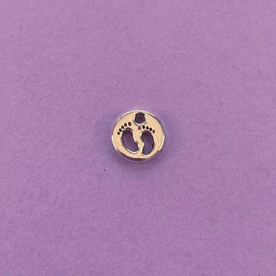 Dije de Metal Plateado Redondo Calado Huellitas Pie Bebé 11 x 2 mm