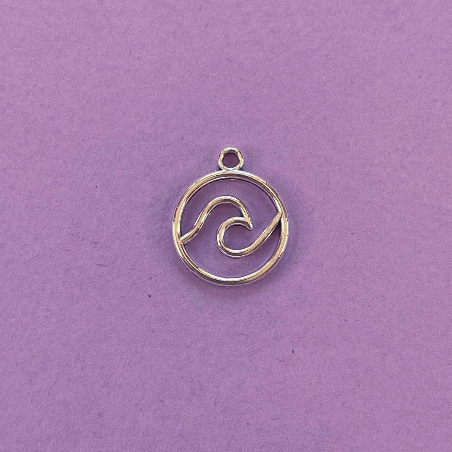 Dije de Metal Plateado Redondo Calado con Ola 18 x 15 x 1.5 mm