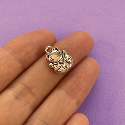 Dije de Metal Plateado Silueta Gatito Suerte 15 x 11 x 3.5 mm