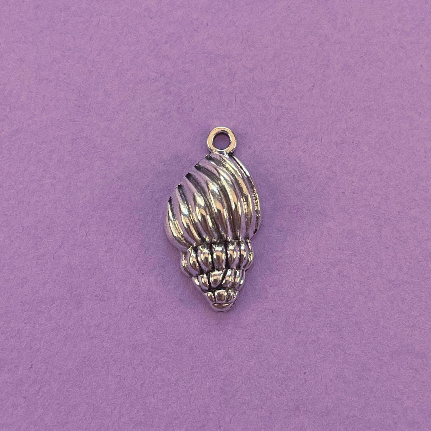 Dije de Metal Plateado Caracol Labrado 25.5 x 13 x 5.5 mm