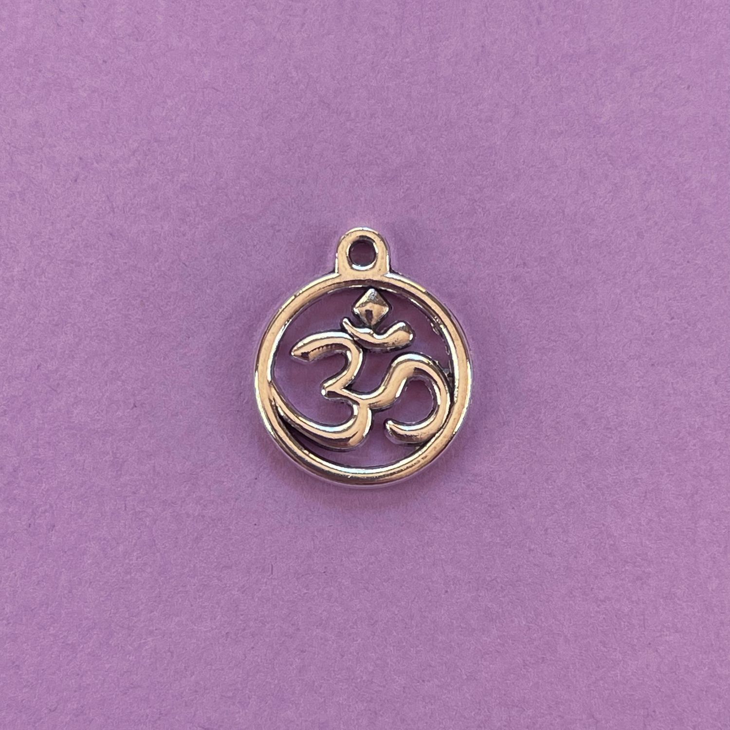Dije de Metal Plateado Redondo Calado OM 21 x 18 x 2 mm
