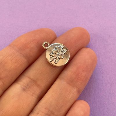 Dije de Metal Plateado Flor de Loto en Relieve 16 x 13 x 3 mm