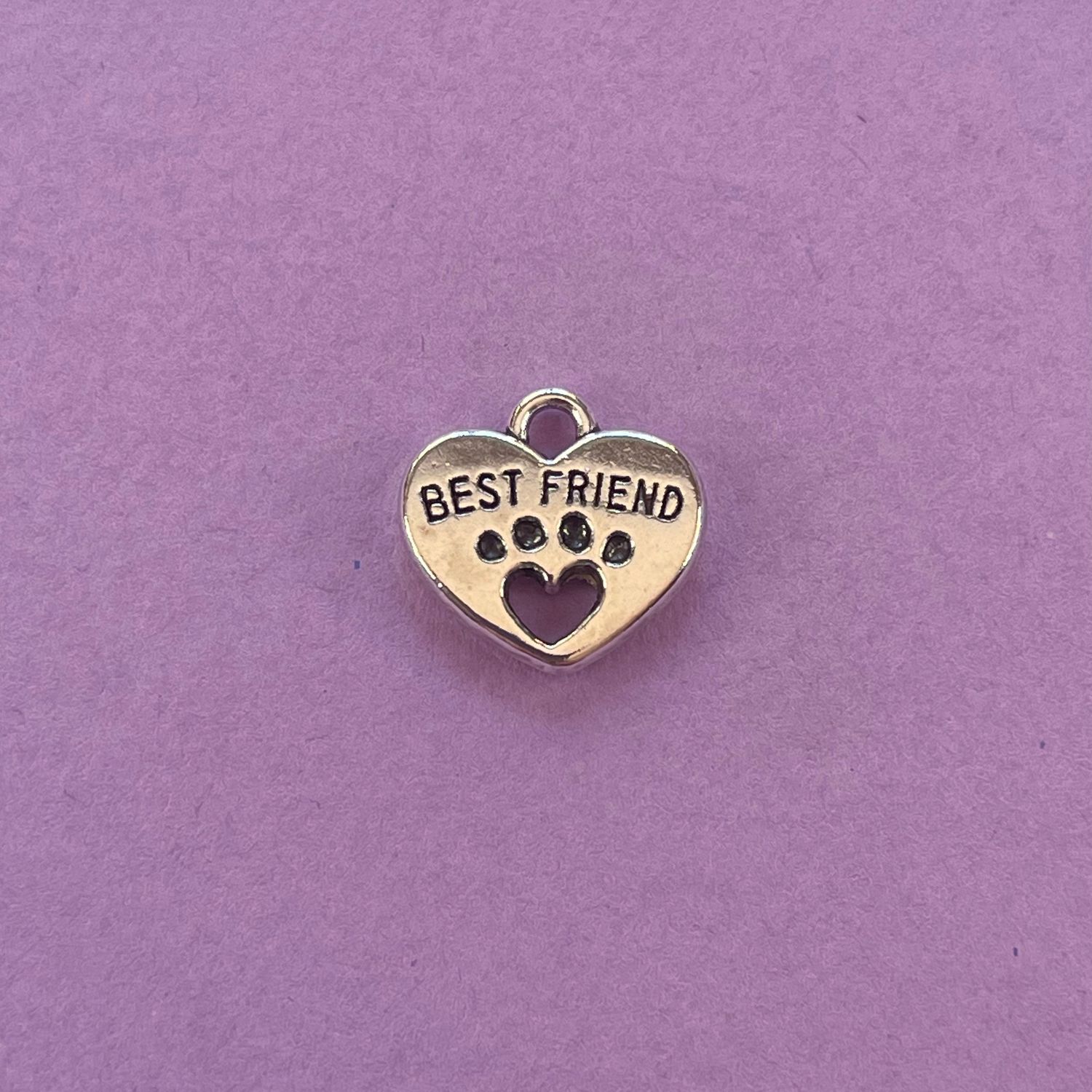Dije de Metal Plateado Corazón Calado con Huellita 15 x 14 x 2.5 mm