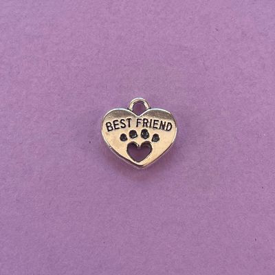 Dije de Metal Plateado Corazón Calado con Huellita 15 x 14 x 2.5 mm