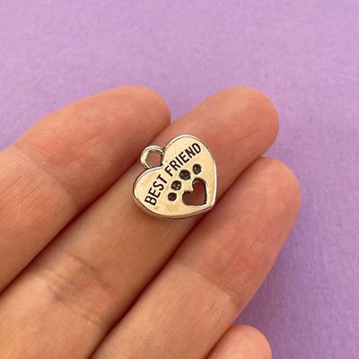 Dije de Metal Plateado Corazón Calado con Huellita 15 x 14 x 2.5 mm