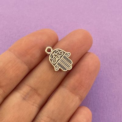 Dije de Metal Plateado Mano de Fátima Labrada 17 x 12.5 x 1.8 mm