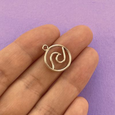 Dije de Metal Plateado Redondo Calado con Ola 18 x 15 x 1.5 mm