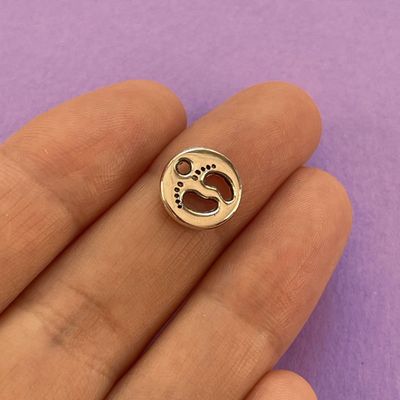 Dije de Metal Plateado Redondo Calado Huellitas Pie Bebé 11 x 2 mm