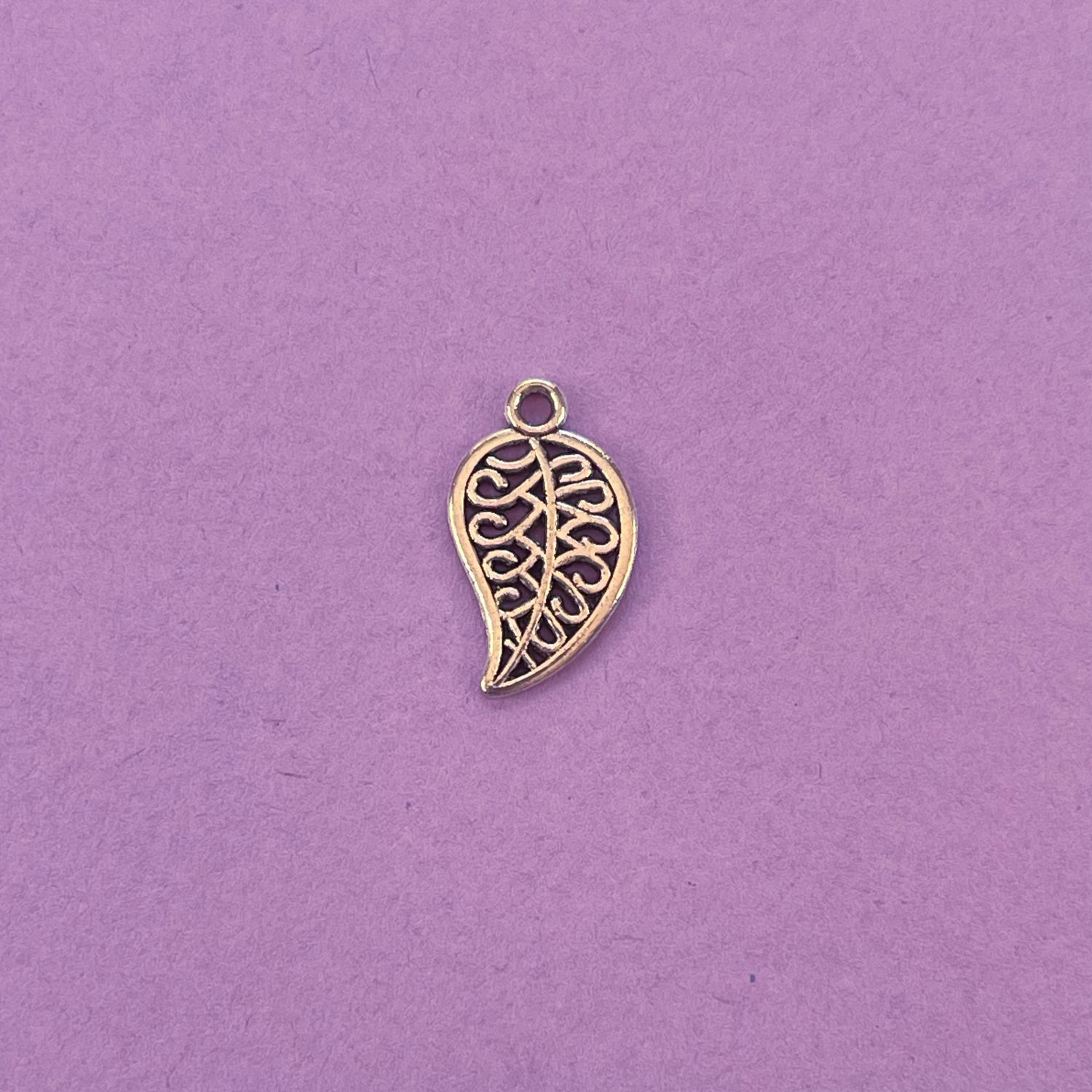 Dije de Metal Plateado Hoja Calada Curva 18 x 10 x 1 mm