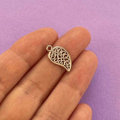 Dije de Metal Plateado Hoja Calada Curva 18 x 10 x 1 mm