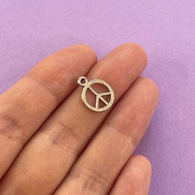 Dije de Metal Plateado Redondo Calado Símbolo Paz 15 x 12 x 1 mm