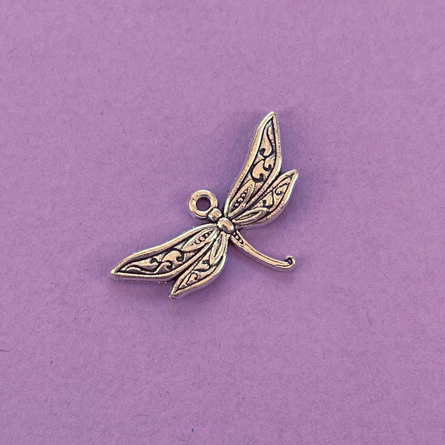 Dije de Metal Plateado Libélula 31.5 x 17 x 2.5 mm