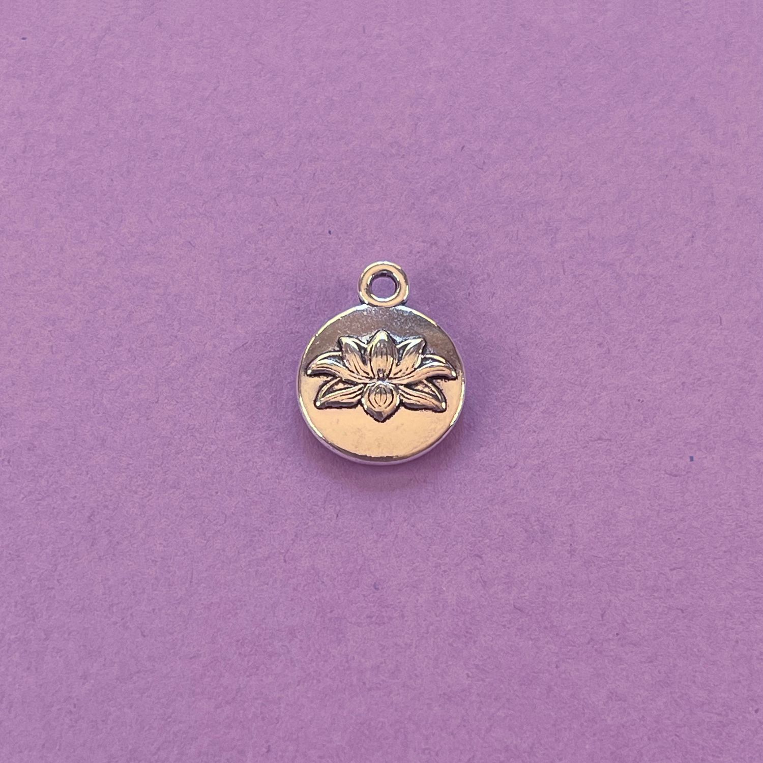 Dije de Metal Plateado Flor de Loto en Relieve 16 x 13 x 3 mm