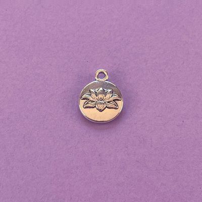 Dije de Metal Plateado Flor de Loto en Relieve 16 x 13 x 3 mm