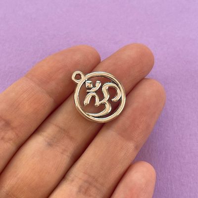 Dije de Metal Plateado Redondo Calado OM 21 x 18 x 2 mm