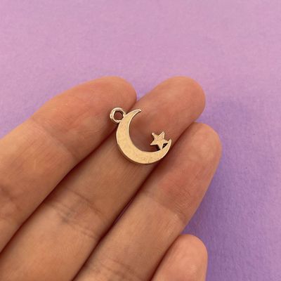 Dije de Metal Plateado Luna Lisa 17 x 11.5 x 1.5 mm