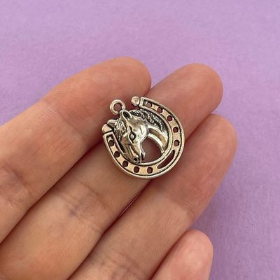 Dije de Metal Plateado Herradura con Animal Cabeza Caballo 21 x 18.5 x 4 mm