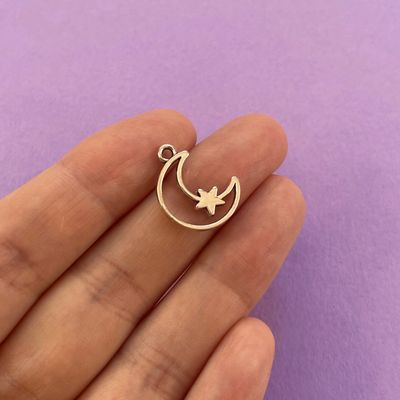 Dije de Metal Plateado Luna Calada con Estrellita 18 x 15 x 2 mm