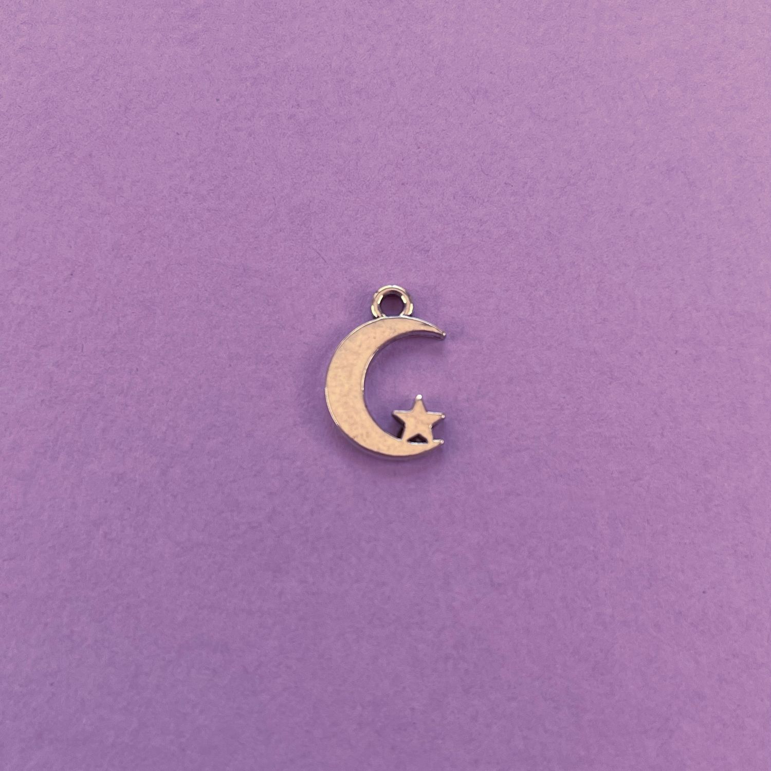 Dije de Metal Plateado Luna Lisa 17 x 11.5 x 1.5 mm