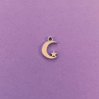 Dije de Metal Plateado Luna Lisa 17 x 11.5 x 1.5 mm