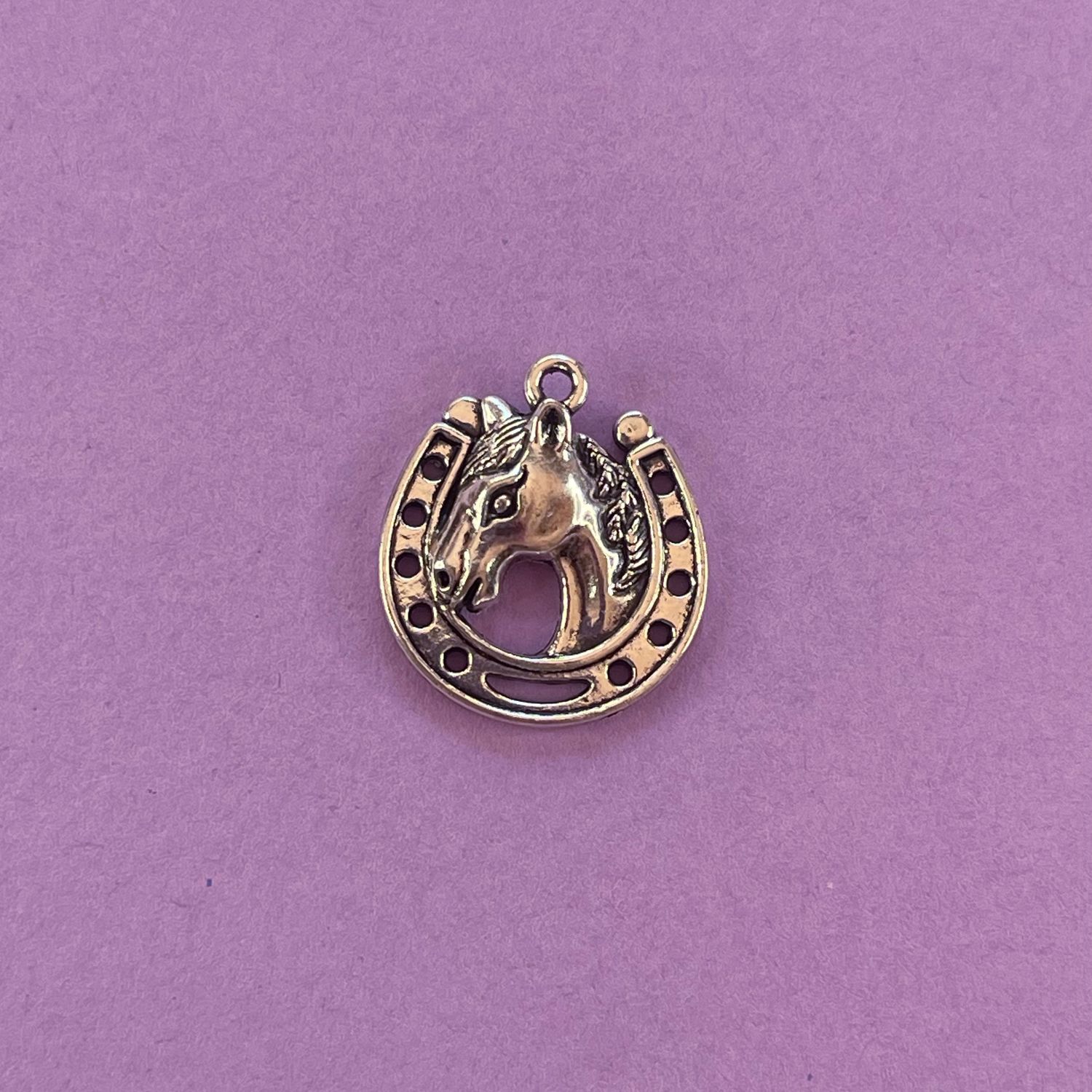 Dije de Metal Plateado Herradura con Animal Cabeza Caballo 21 x 18.5 x 4 mm