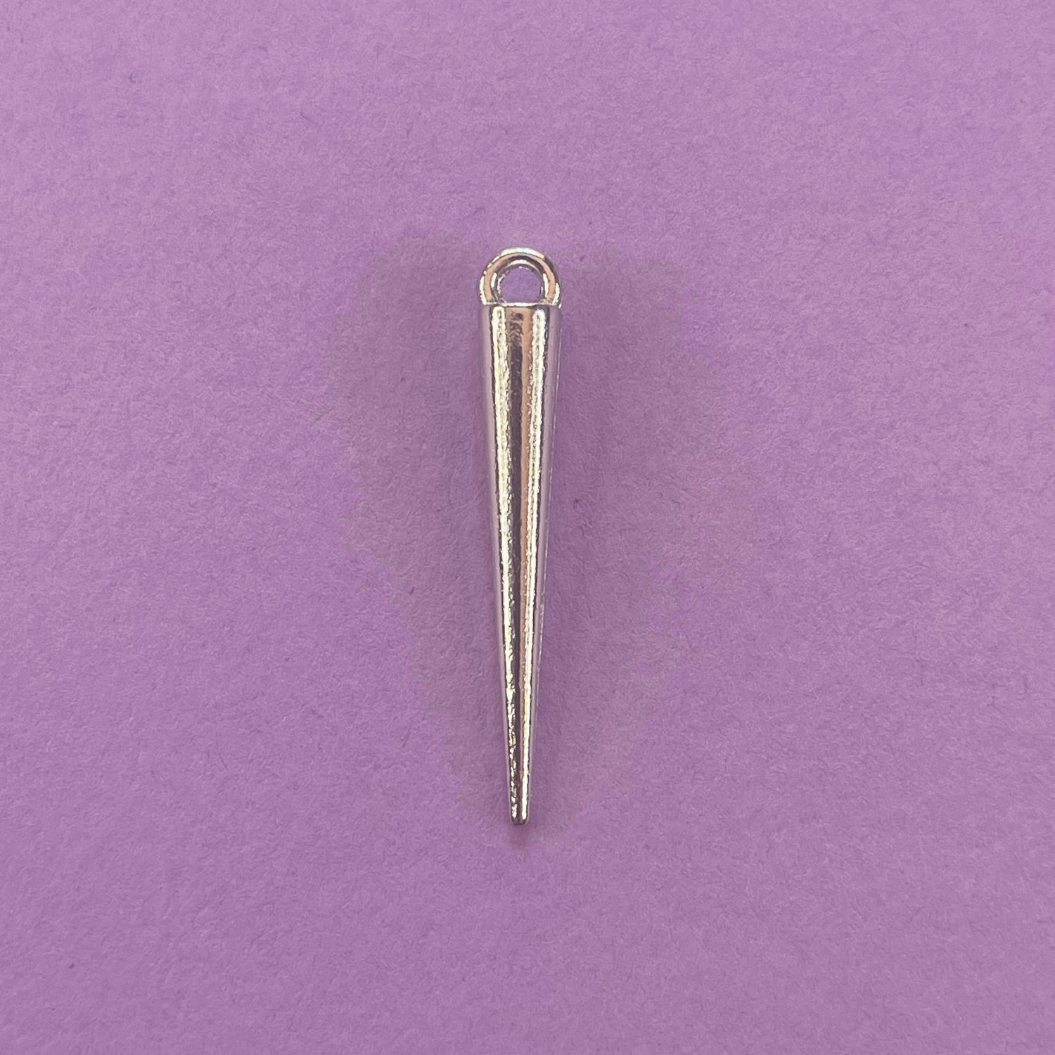 Dije de Metal Plateado Púa Lisa 34 x 4.5 x 4 mm