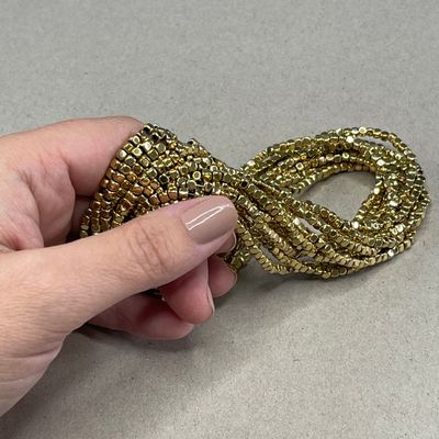 Piedra Sintética Hematite Cubo Metalizado Dorado Bañado Oro 18 K. 3 x 3 x 3 mm