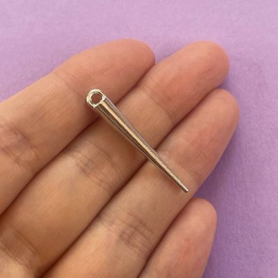 Dije de Metal Plateado Púa Lisa 34 x 4.5 x 4 mm
