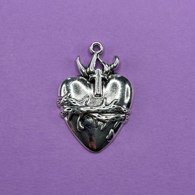 Dije de Metal Plateado Corazón Liso con Labrado de Espinas y Cruz 42 x 28.5 x 5 mm