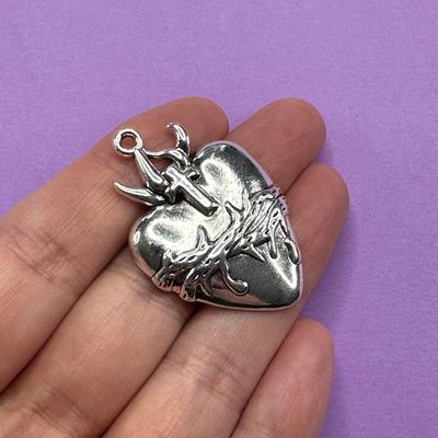 Dije de Metal Plateado Corazón Liso con Labrado de Espinas y Cruz 42 x 28.5 x 5 mm