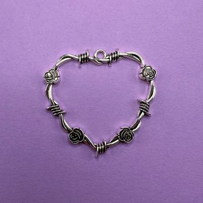 Dije de Metal Plateado Corazón Calado con Rositas 48.5 x 47 x 7.5 mm