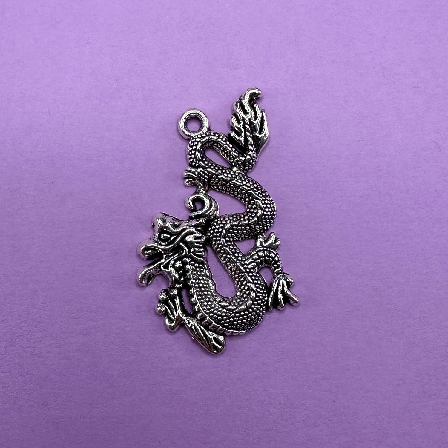Dije de Metal Plateado Animal Dragón Labrado 51 x 30 x 3 mm