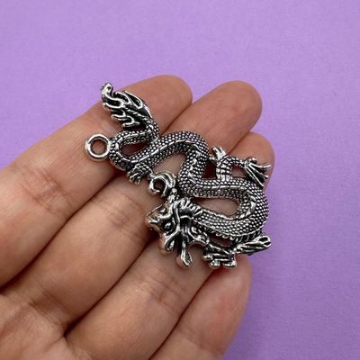 Dije de Metal Plateado Animal Dragón Labrado 51 x 30 x 3 mm