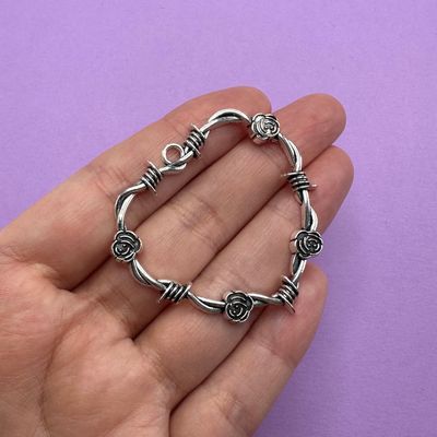 Dije de Metal Plateado Corazón Calado con Rositas 48.5 x 47 x 7.5 mm