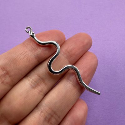 Dije de Metal Plateado Serpiente Lisa 55 x 15 x 3 mm