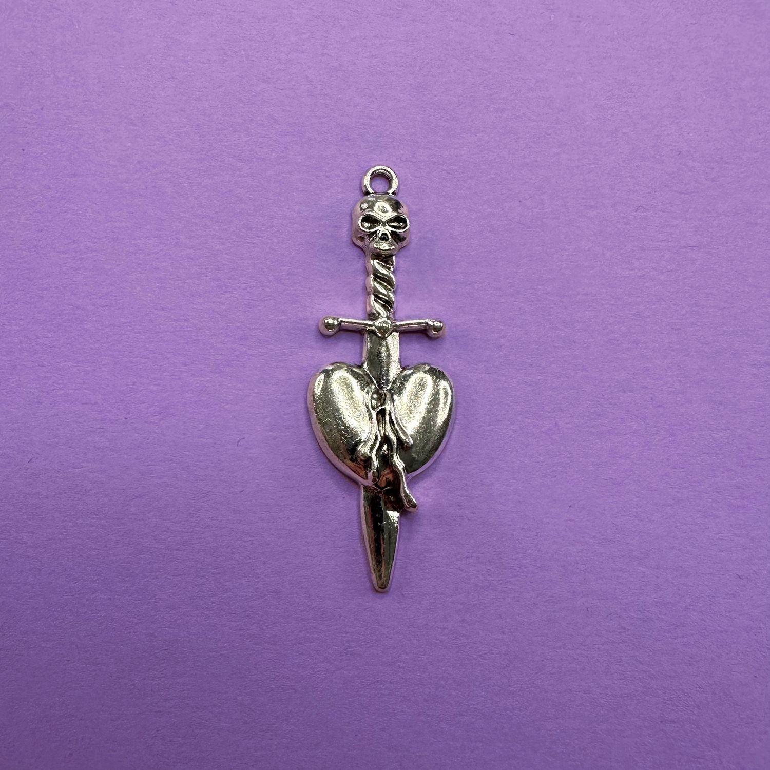 Dije de Metal Plateado Cruz Espada con Calabera 52 x 18 x 5 mm