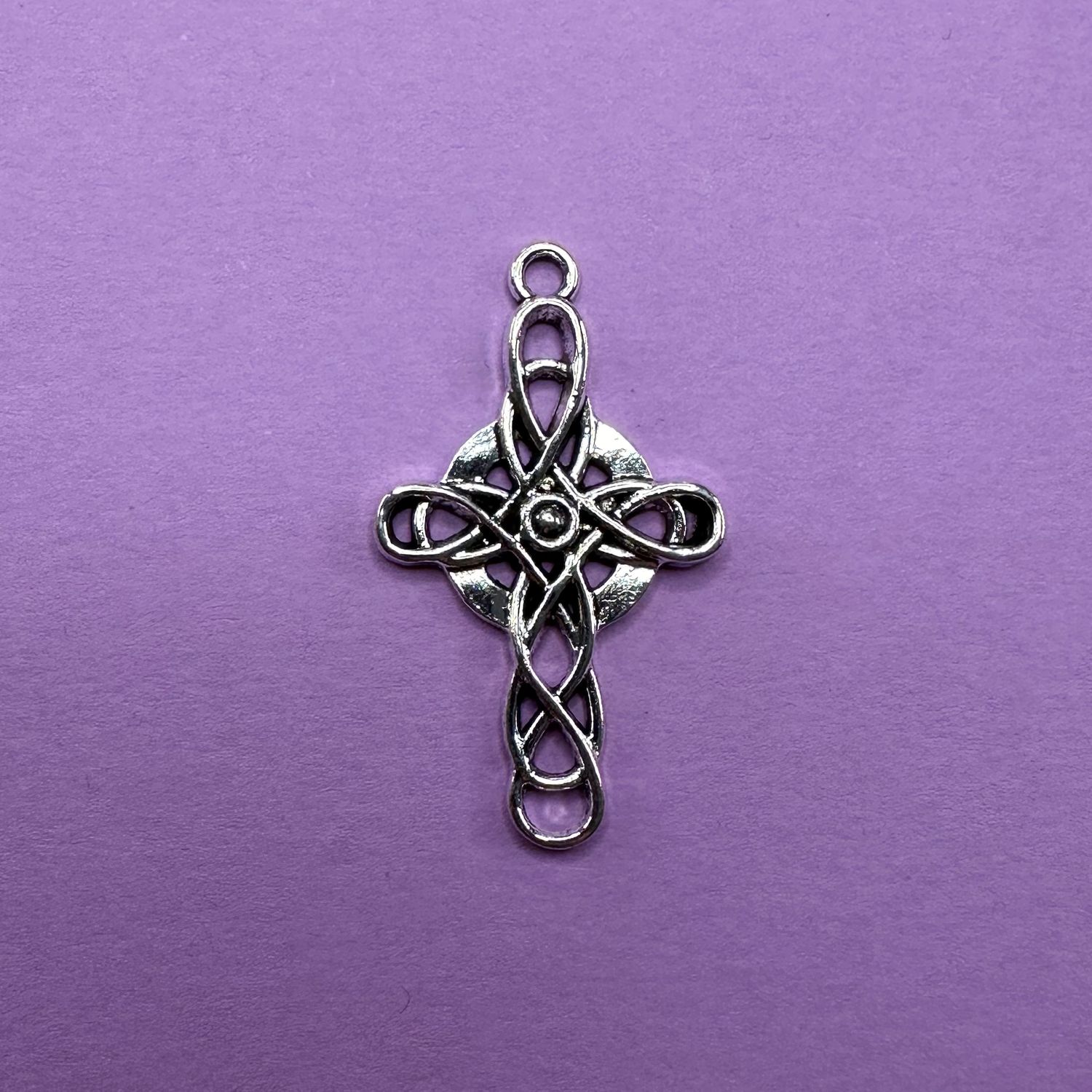 Dije de Metal Plateado Cruz Calada Tipo Celta 40 x 23 x 2.5 mm