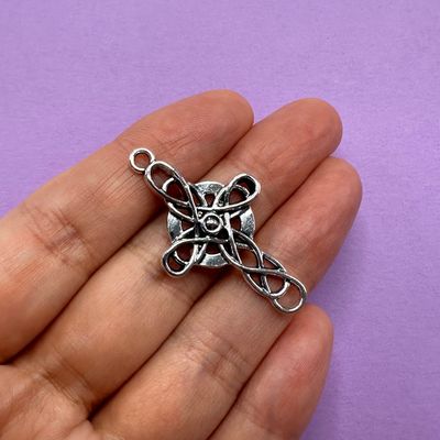 Dije de Metal Plateado Cruz Calada Tipo Celta 40 x 23 x 2.5 mm