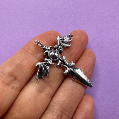 DijeDije de Metal Plateado Cruz Espada con Alitas 44 x 35 x 3 mm