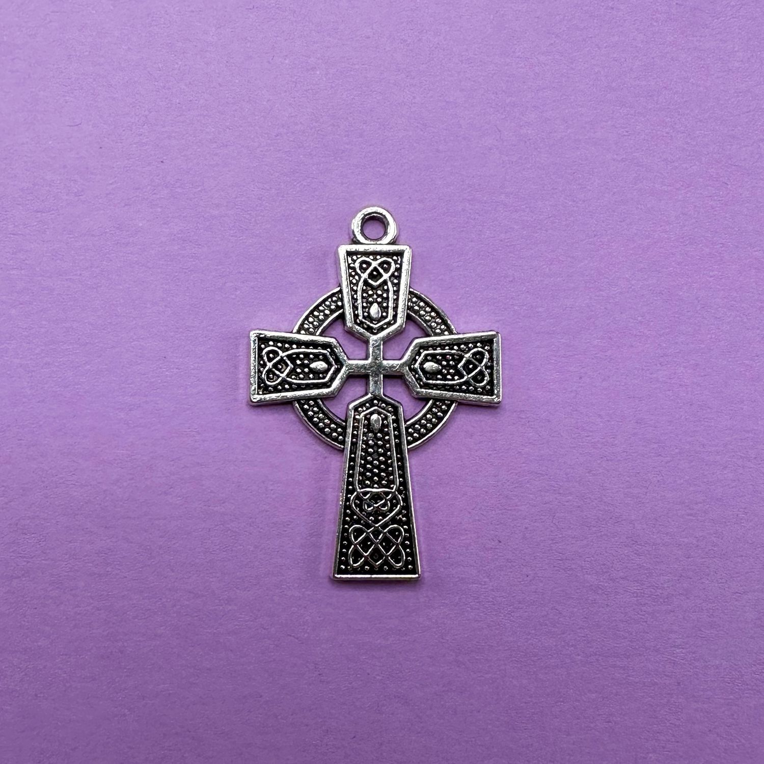 Dije de Metal Plateado Cruz Calada Celta 40 x 26.5 x 2 mm