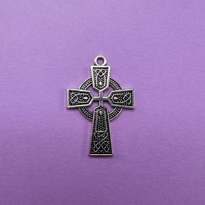 Dije de Metal Plateado Cruz Calada Celta 40 x 26.5 x 2 mm