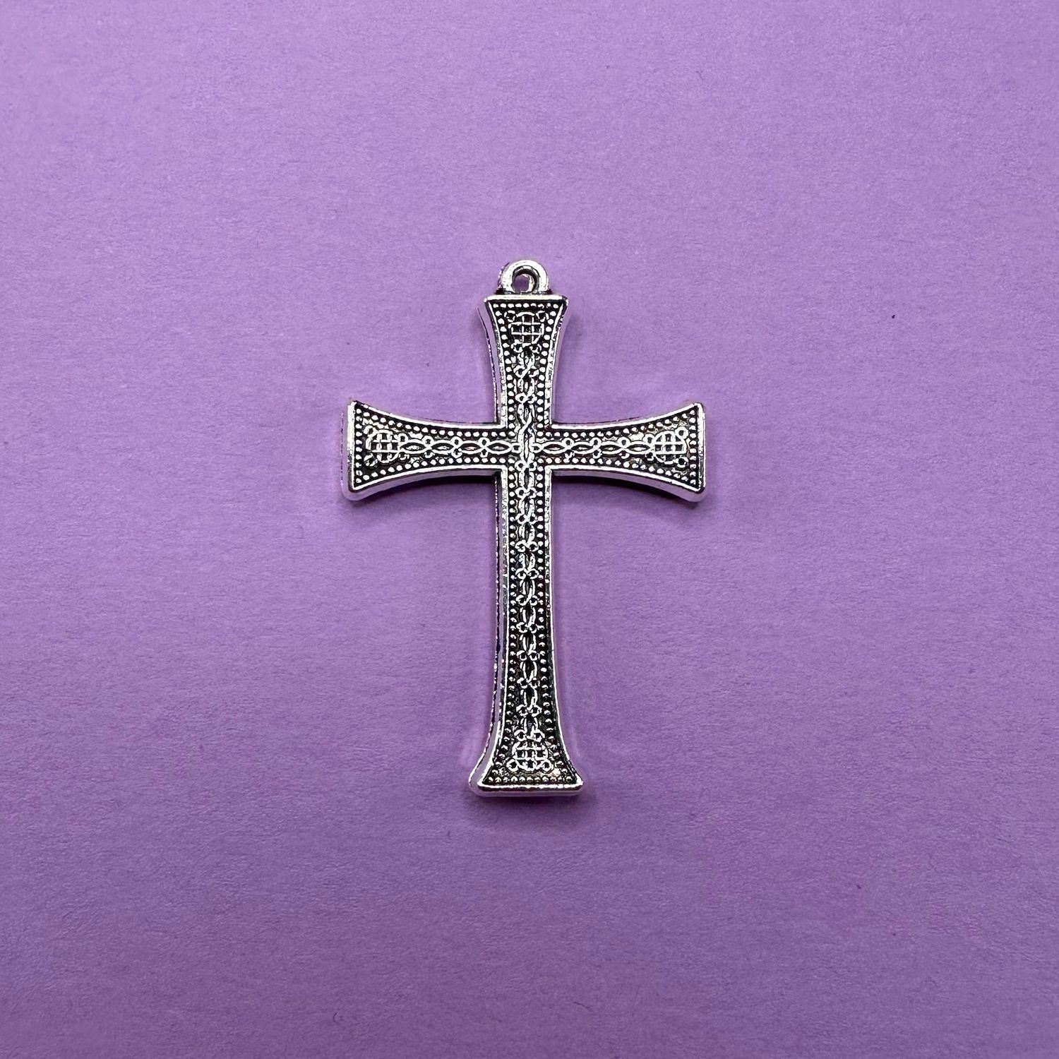 Dije de Metal Plateado Cruz Labrada con Marco 43.5 x 29 x 4 mm