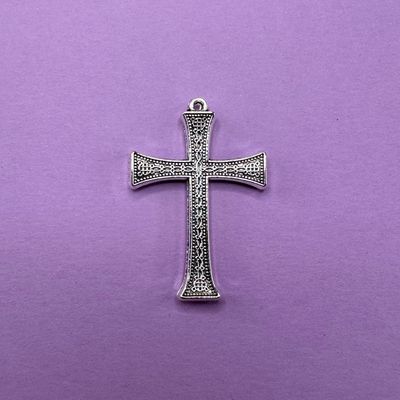 Dije de Metal Plateado Cruz Labrada con Marco 43.5 x 29 x 4 mm