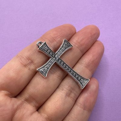 Dije de Metal Plateado Cruz Labrada con Marco 43.5 x 29 x 4 mm