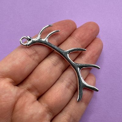 Dije de Metal Plateado Cuerno de Reno Liso 65 x 34 x 3 mm